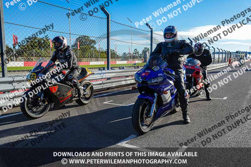 donington no limits trackday;donington park photographs;donington trackday photographs;no limits trackdays;peter wileman photography;trackday digital images;trackday photos